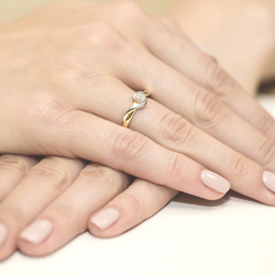 Pierścionek w żółtym złocie próby 585 model T-22 Brylanty 0,08