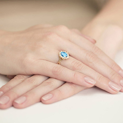 Pierścionek w żółtym złocie próby 585 model T-182 topaz 0,90ct i brylanty 0,28