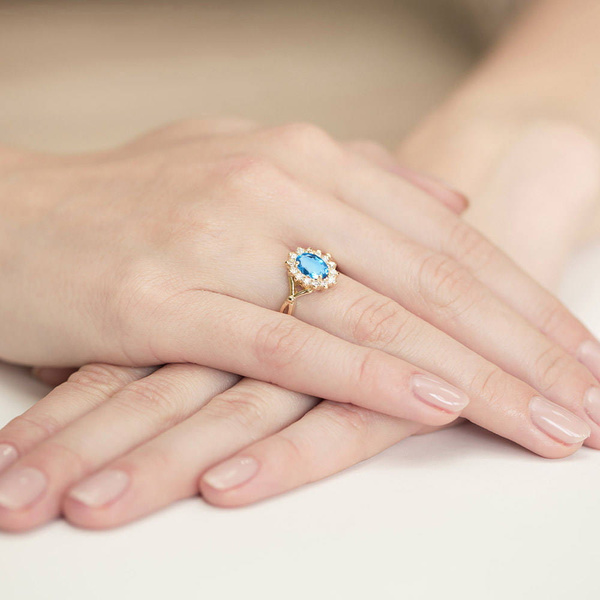 Pierścionek w żółtym złocie próby 585 model T-182 topaz 0,50ct i brylanty 0,12