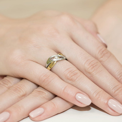 Pierścionek w żółtym złocie próby 585 model T-156 Brylanty 0,10