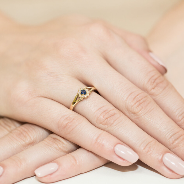 Pierścionek w żółtym złocie próby 585 model T-185 szafir 0,15ct i brylanty