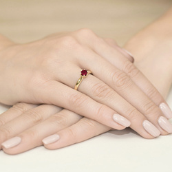 Pierścionek w żółtym złocie próby 585 model T-74 rubin 0,60ct i brylanty