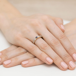 Pierścionek z żółtego złota z szafirem 0,15ct oraz brylantami T-411