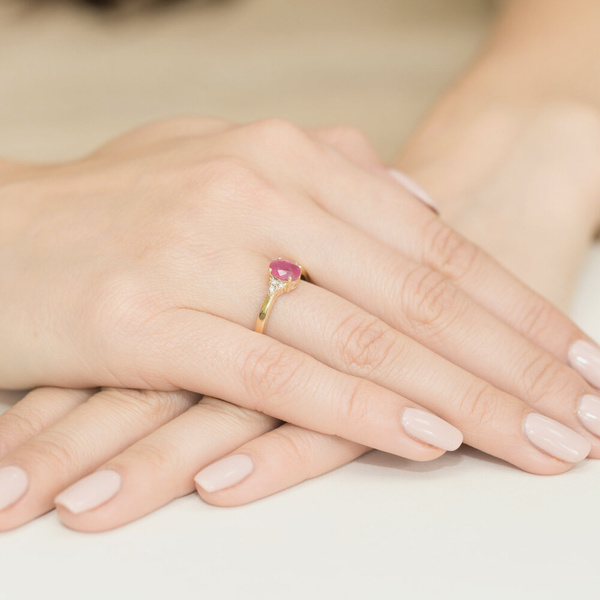 Pierścionek w żółtym złocie próby 585 model T-308 rubin 1,00ct i brylanty