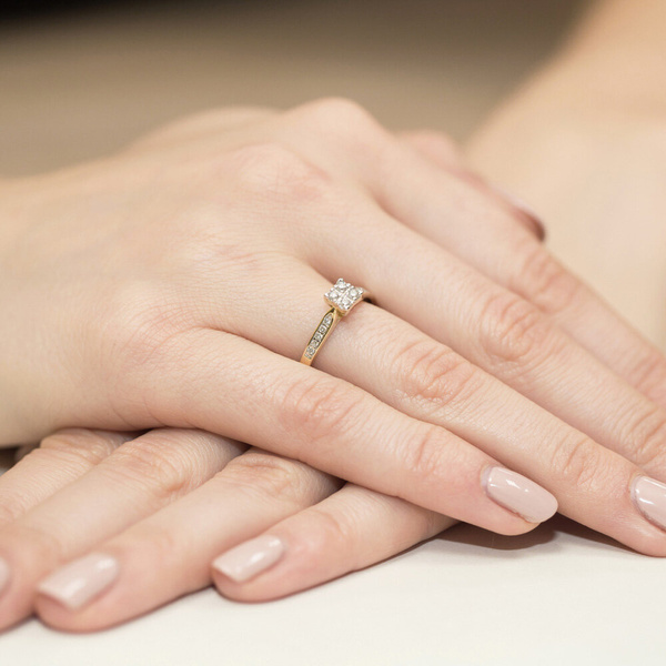 Pierścionek w żółtym złocie próby 585 model T-402 Brylanty 0,17