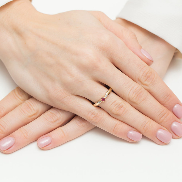 Pierścionek złoty próby 0,585 z brylantami 469 rubin