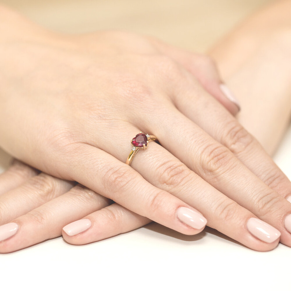 Pierścionek w żółtym złocie próby 585 model T-12 rubin 1,70ct i brylanty 