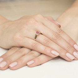 Pierścionek w żółtym złocie próby 585 model T-5 rubin 0,60ct i brylanty