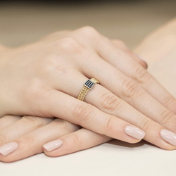 Pierścionek z żółtego złota z czarnymi brylantem 0.08ct  T-0353