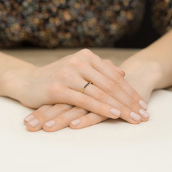 Pierścionek z żółtego złota z czarnymi   T607 0,035ct