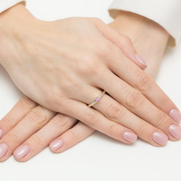 Pierścionek  t-0258 z żółtego złota próby 0,585 z różowym topazem 0,13ct i brylantami 