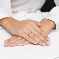 Pierścionek z żółtego złota z brylantem  T-0564 0,20CT