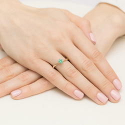 Pierścionek z żółtego złota 585 ze szmaragdem T-0563 0,50ct