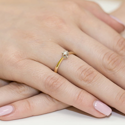 Pierścionek w żółtym złocie próby 585 model T-111 Brylanty 0,1