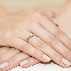 Pierścionek w żółtym złocie próby 585 model T-221 Brylanty 0,12