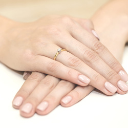 Pierścionek w żółtym złocie próby 585 model T-36 Brylanty 0,1