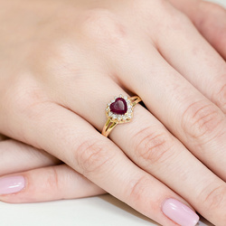 Pierścionek w żółtym złocie próby 585 model T-310 rubin 1,10ct i brylanty