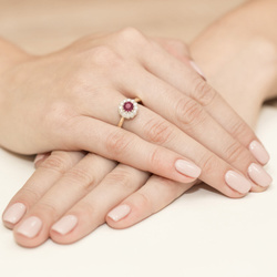 Pierścionek w żółtym złocie próby 585 model T-284 rubin 0,60ct i brylanty