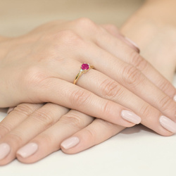 Pierścionek w żółtym złocie próby 585 model T-10 rubin 0,60ct i brylanty 