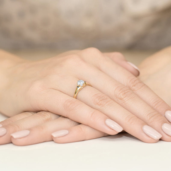 Pierścionek z czarnymi brylantami i białym szafirem-76  0,60ct