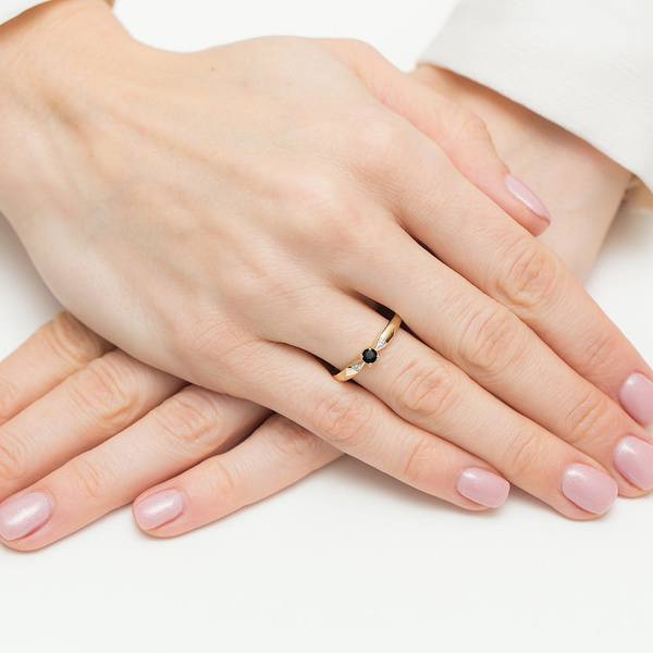 Pierścionek z żółtego złota z czarnym brylantem i brylantamiT-469 0,12 ct