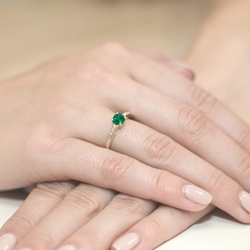 Pierścionek w żółtym złocie próby 585 model T-0066 szmaragd 0,50ct 