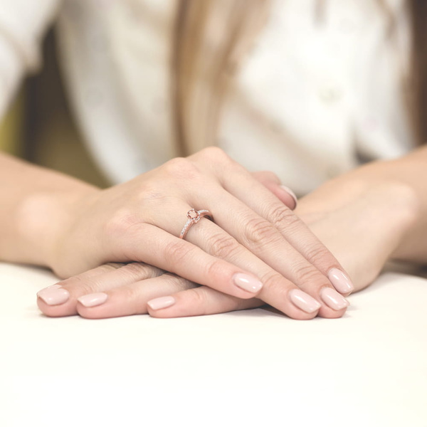 Pierścionek z różowego złota z brylantami i morganitem T-067