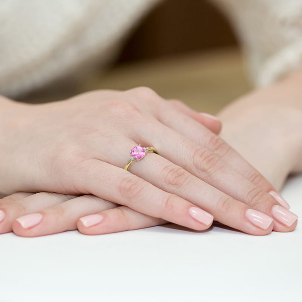 Pierścionek z żółtego złota próby 0,585 z różowym topazem i brylantami t-3