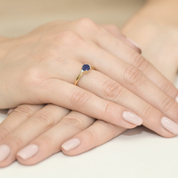 Pierścionek w żółtym złocie próby 585 model T-10 szafir 0,50ct i brylanty