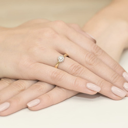 Pierścionek w żółtym złocie próby 585 model T-72 Brylanty 0,22