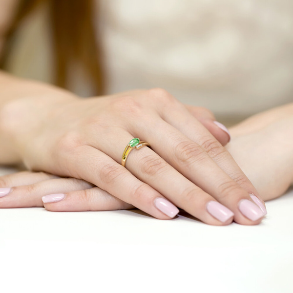 Pierścionek w żółtym złocie próby 585 model T-119 szmaragd 0,40ct i brylanty