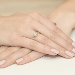 Pierścionek w żółtym złocie próby 585 model T-72 tanzanit 0,15ct i brylanty