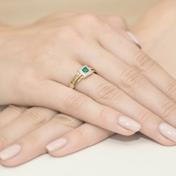 Pierścionek w żółtym złocie próby 585 model T-271 szmaragd 0,15ct i brylanty