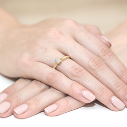 Pierścionek w żółtym złocie próby 585 model T-328 Brylanty 0,13