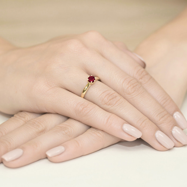 Pierścionek w żółtym złocie próby 585 model T-74 rubin 0,60ct i brylanty