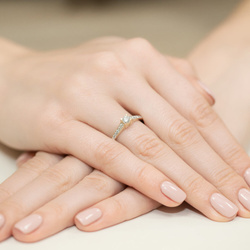 Pierścionek w żółtym złocie próby 585 model T-364 Brylanty 0,45