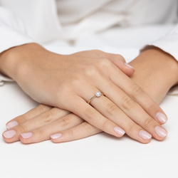 Pierścionek złoty z żółtego złota próby 0,585 z brylantami T -0560 0,14ct