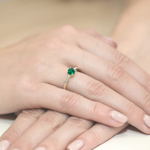 Pierścionek w żółtym złocie próby 585 model T-0066 szmaragd 0,50ct 