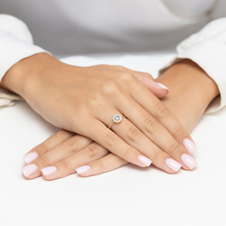 Pierścionek  T-0527 z żółtego złota brylantami i z białym szafirem 0,60ct  i brylantami 0,14ct