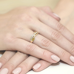 Pierścionek w żółtym złocie próby 585 model T-90 Brylanty 0,06