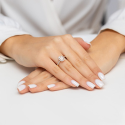 Pierścionek z żółtego złota z brylantami i morganitem T-575