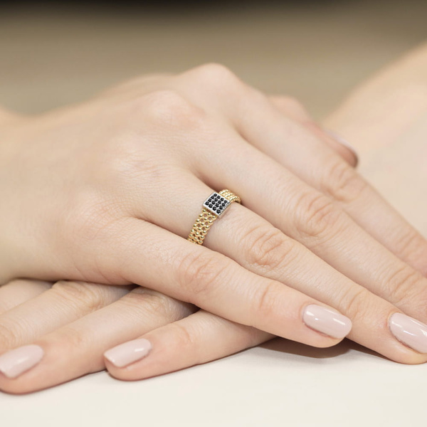 Pierścionek z żółtego złota z czarnymi brylantem 0.08ct  T-0353