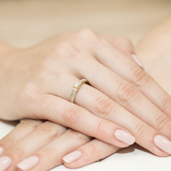 Pierścionek w żółtym złocie próby 585 model T-201 Brylanty 0,23