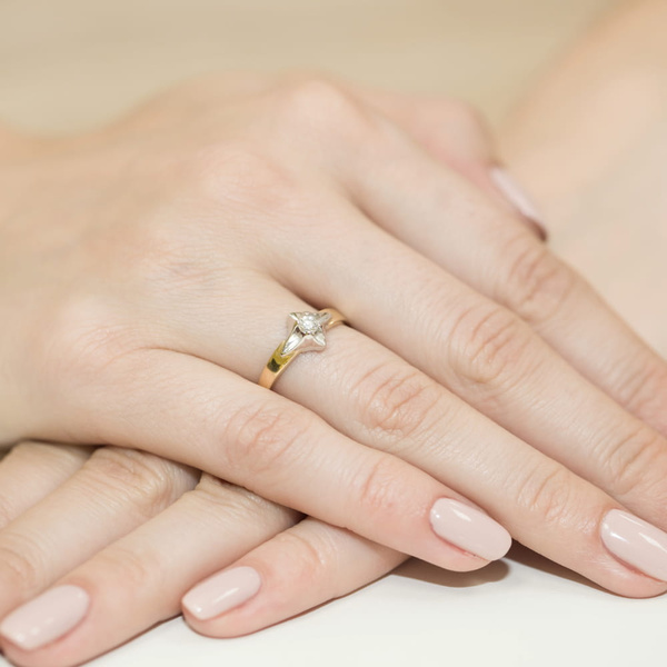 Pierścionek w żółtym złocie próby 585 model T-155 Brylanty 0,12
