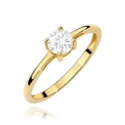 Pierścionek z żółtego złota  z białym szafirem 0,60ct T-0656