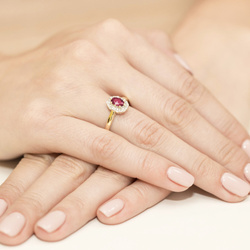 Pierścionek w żółtym złocie próby 585 model T-304 rubin 0,60ct i brylanty