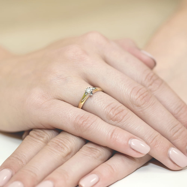 Pierścionek w żółtym złocie próby 585 model T-88 Brylanty 0,1