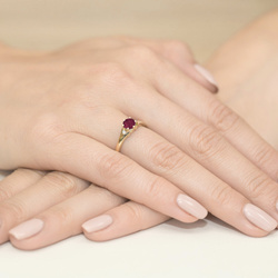 Pierścionek w żółtym złocie próby 585 model T-76 rubin 0,60ct i brylanty 0,03
