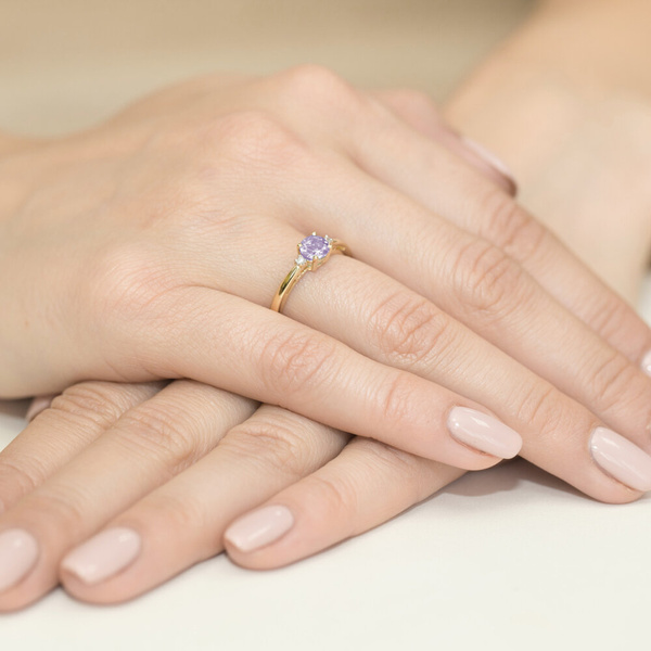 Pierścionek w żółtym złocie próby 585 model T-10 ametyst 0,50ct i brylanty 0,029ct