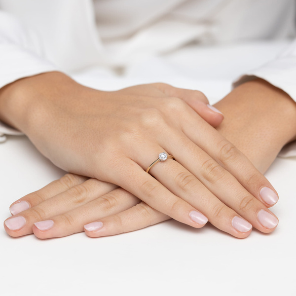 Pierścionek złoty z żółtego złota próby 0,585 z brylantami T -0560 0,14ct